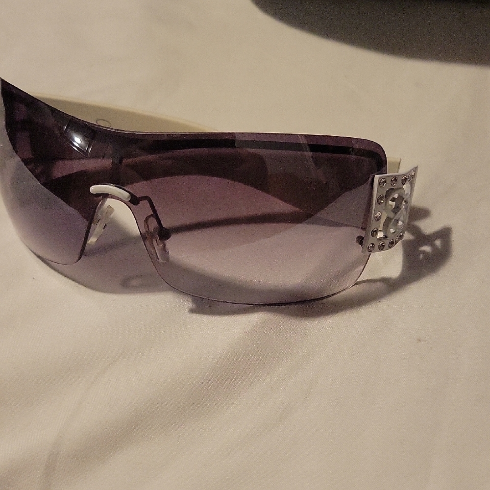 Jessica Simpson Stylish White and Black Sunglasses with Case - Picture 5 of 11